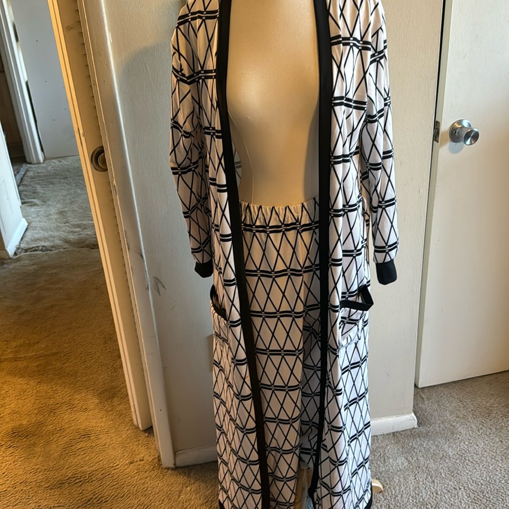 Two piece fit. Black and white has plenty of stretch size small to medium